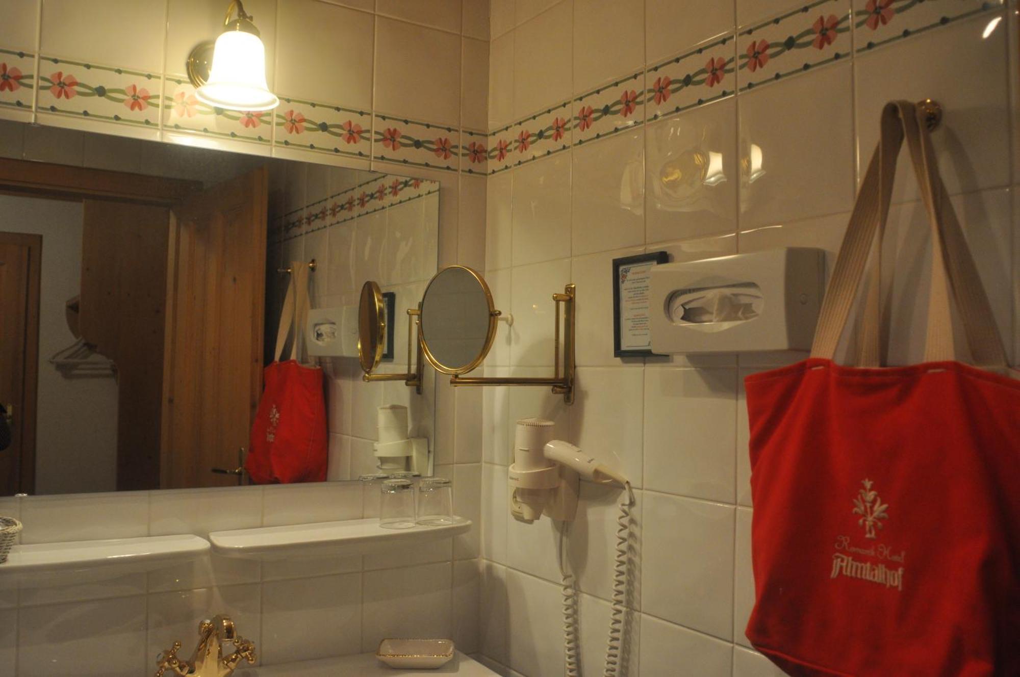 Romantikhotel Almtalhof Gruenau im Almtal Bilik gambar
