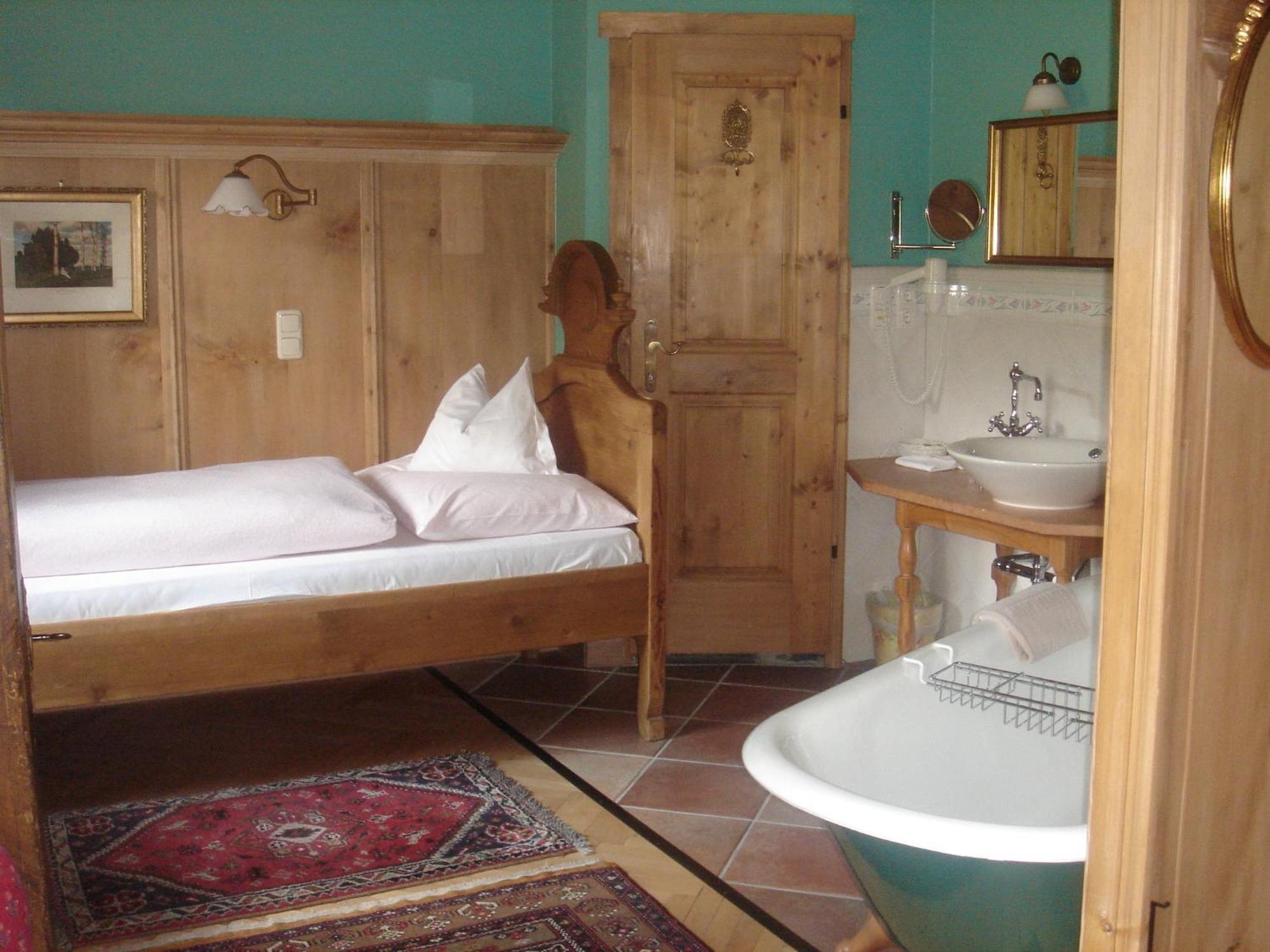Romantikhotel Almtalhof Gruenau im Almtal Bilik gambar