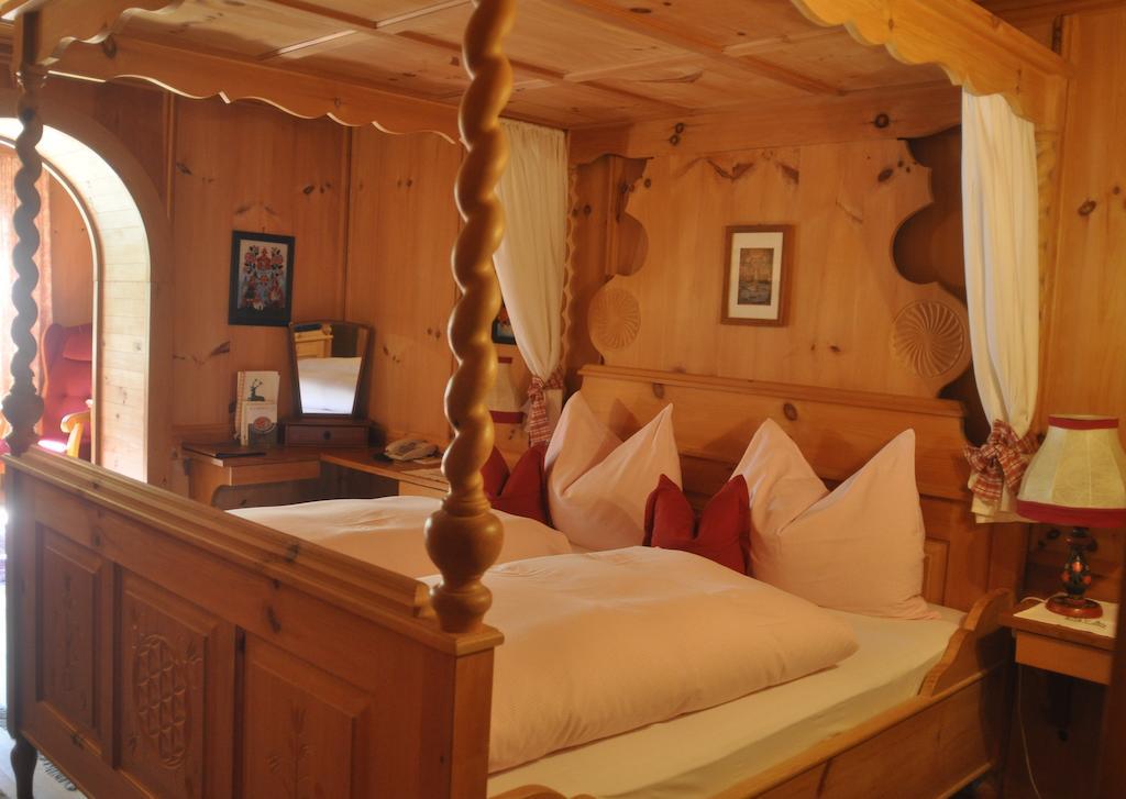 Romantikhotel Almtalhof Gruenau im Almtal Bilik gambar